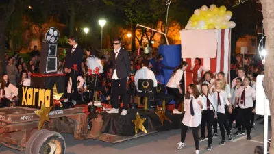 Desfile de carrozas en Crespo