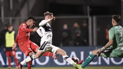 Gimnasia le empató sobre la hora a Independiente en el bosque platense