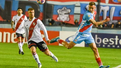 En un pobre partido, Arsenal y River empataron sin goles en Sarandí