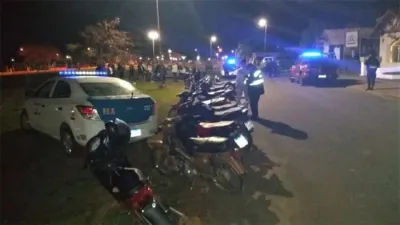 La mitad de la concurrencia se escapó por los fondos cuando llegó la Policía. Fue anoche en un apart hotel de Federación.