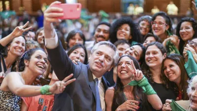 Alberto Fernández con militantes pro aborto