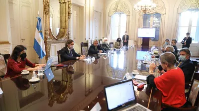 Alberto Fernández con expertos Covid