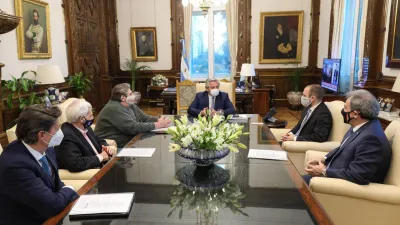 Fernández y Guzmán con industria automotriz