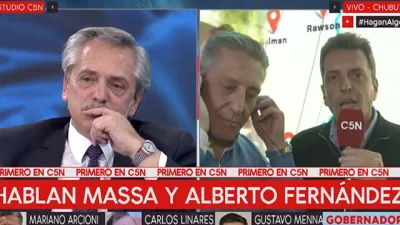 Alberto Fernández en comunicación con Massa durante el domingo electoral