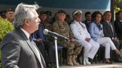 Fernández despide cascos azules