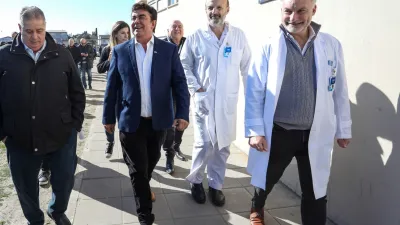 El intendente Fernando Espinoza, en una recorrida por el Hospital René Favaloro, en Rafael Castillo.