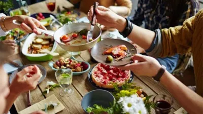 La Pampa, Entre Ríos, San Juan, San Luis, Mendoza y Jujuy permitirán este domingo juntarse para celebrar el Día de la Madre con un máximo de 10 participantes, mientras que en el resto del país recomendaron llamados telefónicos o videoconferencias.