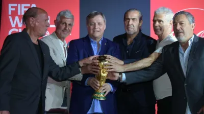 La Copa del Mundo llegó a la Argentina y seis campeones volvieron a levantarla