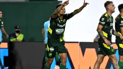 Con nueve hombres y un gol del entrerriano Walter Bou, Defensa y Justicia venció a Lanús