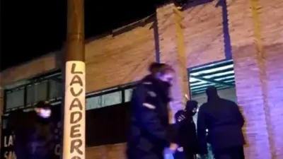 Fue en el B° Las Delicias de Santa Fe. Los vecinos denunciaron la fiesta. Policías y municipales se encontraron con 300 comensales, bailando y sin barbijos.