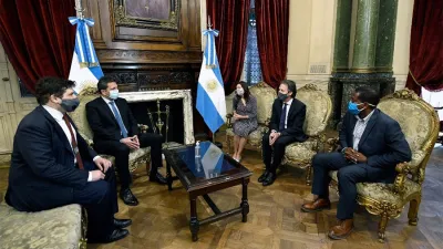 La delegación del FMI, encabezada por la directora adjunta del Departamento del Hemisferio Occidental, Julie Kozack, y el jefe de la misión para Argentina, Luis Cubeddu, arribó al país el lunes pasado y permanecerá al menos una semana más.