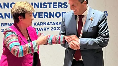 Imagen de archivo de la titular del FMI Kristalina Georgieva y el ministro de Economía, Sergio Massa.