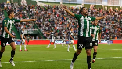 Banfield goleó a Gimnasia La Plata y también celebró su primer triunfo