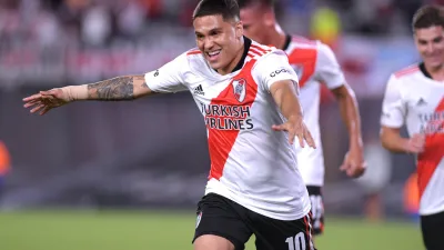 River reaccionó a tiempo y venció a Argentinos, para no perderle pisada a Racing