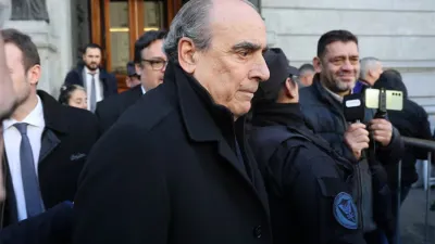 El jefe de gabinete, Guillermo Francos, sale del Senado de la Nación.