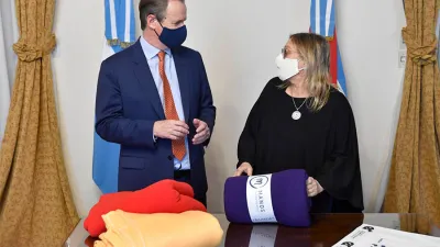 El gobernador Gustavo Bordet evaluó junto a la ministra de Desarrollo Social, Marisa Paira, el desarrollo del programa Cobijar.