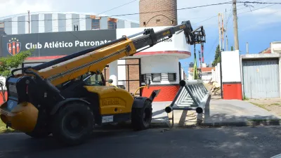 Patronato recibió las nuevas columnas de iluminación y comenzó su instalación en el Grella