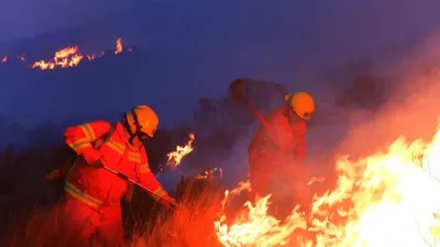 El frente del incendio continúa siendo de ocho kilómetros y el fuego ahora avanza hacia Villa Giardino.