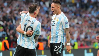 Fútbol: Argentina venció a Italia por demolición y levantó la copa en la Finalíssima