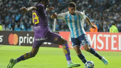 Racing ganaba cómodo, se lo empataron y festejó gracias a un gol en contra ante Aucas