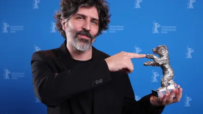 El director argentino Iván Fund con el Oso de Plata de la Berlinale.