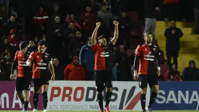 Colón de Santa Fe se lo dio vuelta a Vélez en un partido con emociones varias