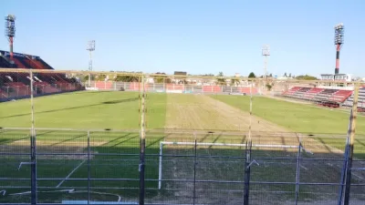 El campo de juego del estadio Grella otra vez fue noticia