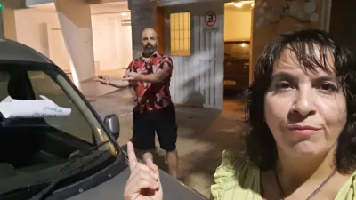 José Vicentín no pudo sacar su auto del garaje, por el mal estacionamiento de una camioneta en calle Feliciano. 