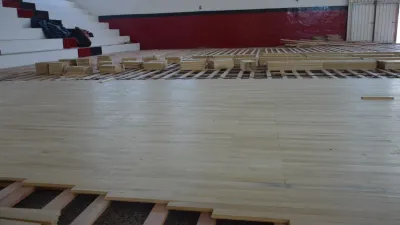 Avanza la colocación del piso deportivo del gimnasio cerrado de Patronato