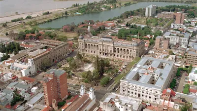 Los tres Poderes del Estado santafesino se ven impactados por un escándalo que termina sacando a la luz un cúmulo de sospechas, corrupción y tensiones. Como era de esperar, el dinero sucio del juego clandestino y del narcotráfico es el detonante de esta crisis.