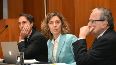 Imagen de archivo de Cecilia Goyeneche en el Jury de Enjuiciamiento, junto a sus dos abogados defensores.