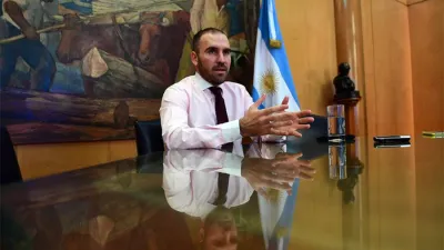 Martín Guzmán en su despacho del Palacio de Hacienda.