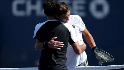 Tenis: Báez abandonó ante Griekspoor y Etcheverry le ganó a Cerúndolo en el US Open