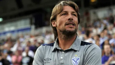 En Vélez esperan que el entrerriano Heinze rescinda su contrato para anunciar a Pellegrino