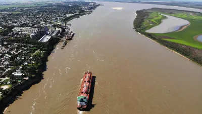 Por la Hidrovía, pasa el 80 por ciento de las exportaciones argentinas.