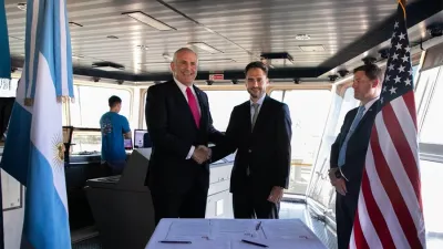 El embajador Marc Stanley (izq.) y el interventor de la Administración General de Puertos, Gastón Benvenuto, en la firma del convenio con el Ejército de Estados Unidos.