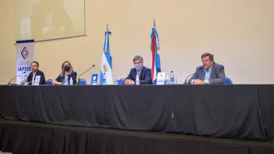 La apertura de sobres contó con la presencia de las autoridades del IAPSER Seguros, del Colegio de Arquitectos y de la ministra de Gobierno y Justicia, Rosario Romero.