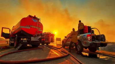 Bomberos y brigadista del Plan de Manejo del Fuego de Entre Ríos colaboran para sofocar el fuego a la vera de la RN 168 en Santa Fe. Hoy fueron convocados los Bomberos Zapadores de la Policía, para continuar con esa tarea.