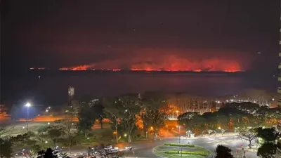 Imagen de archivo de los incendios en el Delta del Paraná vista desde Rosario. Los delitos pueden ser por las quemas en sí o por la contaminación ambiental.