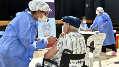 Los especialistas sostienen que cuando el virus se neutraliza, no puede ingresar a las células y si no lo hace, no se reproduce en millones de copias al interior del organismo. En efecto, la carga viral de un vacunado debería ser menor y, como resultado, infectar menos a otros.