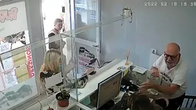 Captura de video. Penoso incidente: el dirigente kirchnerista José Schulman, golpeó a una empleada en Santa Clara porque no venía un colectivo. 