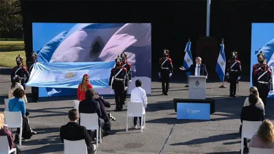 El Presidente les tomó la jura a alumnos de cuarto grado.