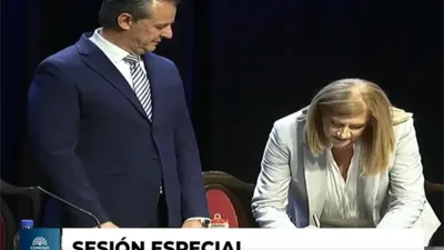 Adán Bahl y Rosario Romero en el Teatro 3 de Febrero en el acto de toma de posesión de la Municipalidad de Paraná.