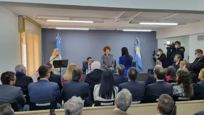 La presidenta de la Cámara Federal de Apelaciones de Paraná, Beatriz Aranguren toma juramento a Analía Ramponi como jueza del Juzgado Federal de Concordia.