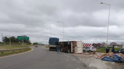 Un camión que transportaba bolsas de cemento volcó en el acceso a Chajarí