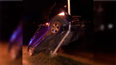 auto incrustado columna alumbrado La Paz