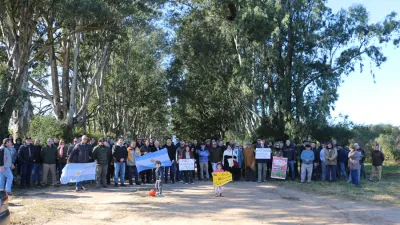 Los vecinos y productores vinculados con el campo, junto a políticos de la oposición, se manifestaron hoy en la Reserva Natural Las Piedras de Gualeguaychú, para repudiar la construcción de viviendas en ese predio.