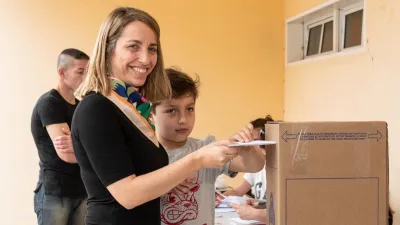 Laura Stratta votando