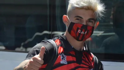 Lautaro Comas renovó con Patronato, pero seguirá su carrera en el exterior