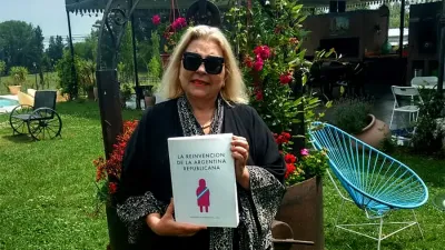 Carrió aprovechó sus mensajes para compartir su nuevo libro.